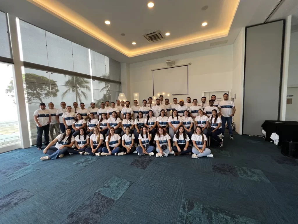 Equipo operativo de ALG Costa Rica reunido para servicio logistico regional.